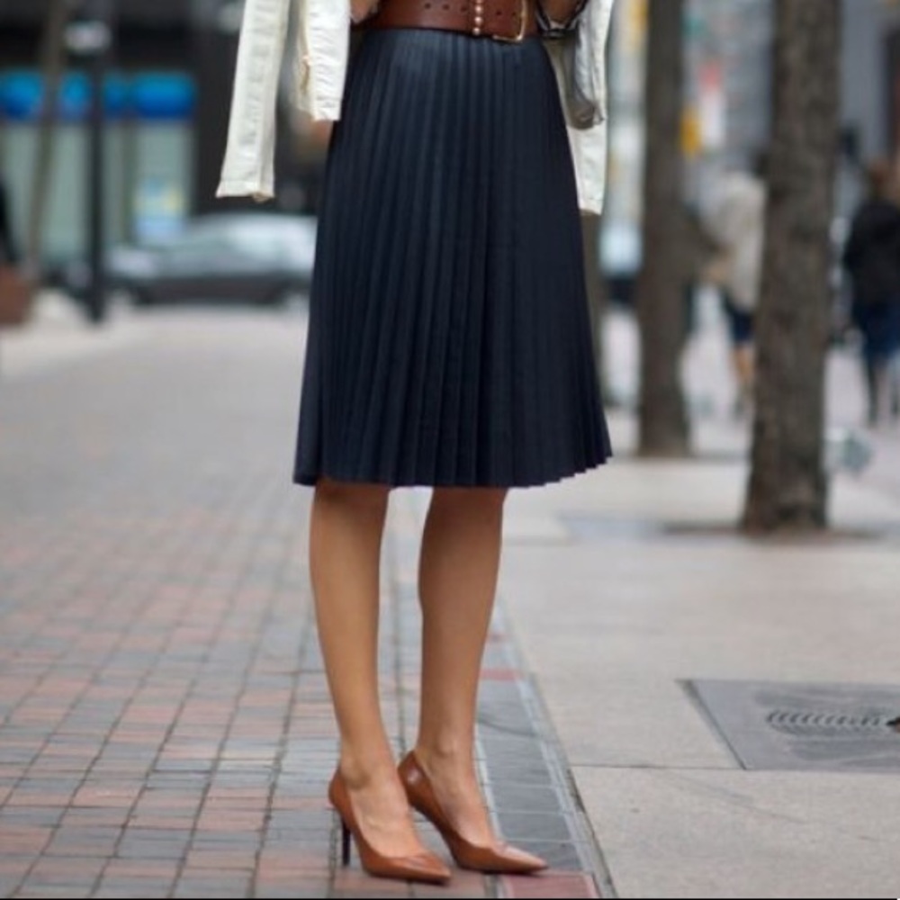 Lauren Ralph Lauren Navy color pleated skirt size 12 NWT